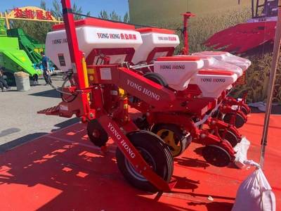 农业机械展销区 汇聚国内外知名农机产品，为农业现代化赋能