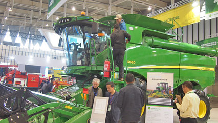 约翰迪尔亮相第七届中国(江苏)国际农业机械展览会