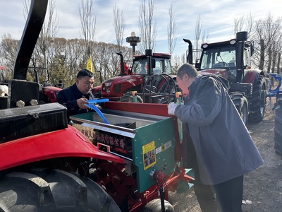 凉城县 抢抓农时备春耕 农机市场购销旺